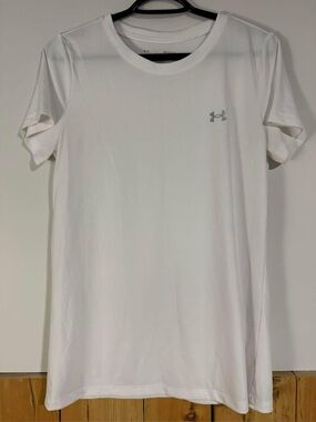 Medium • Under Armor tee